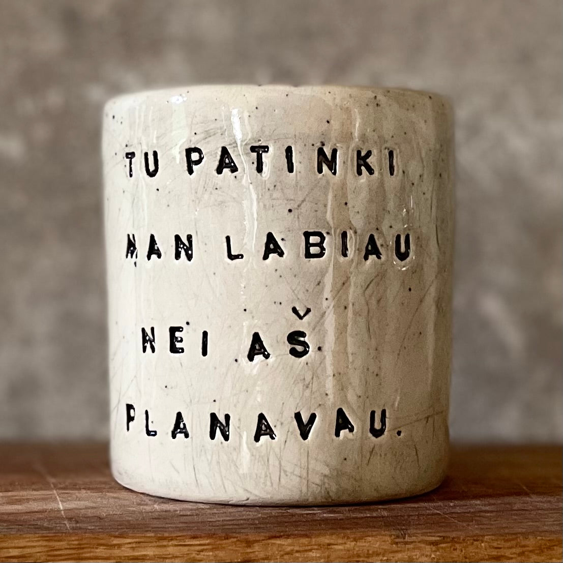 Meilus taškuotas puodelis