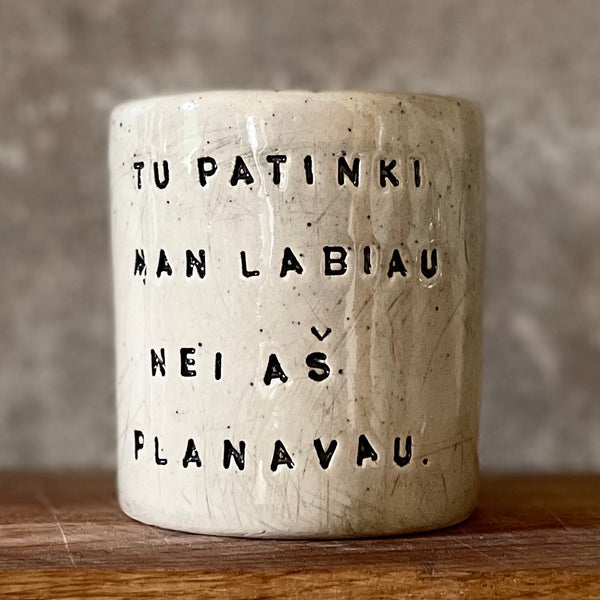 Meilus taškuotas puodelis