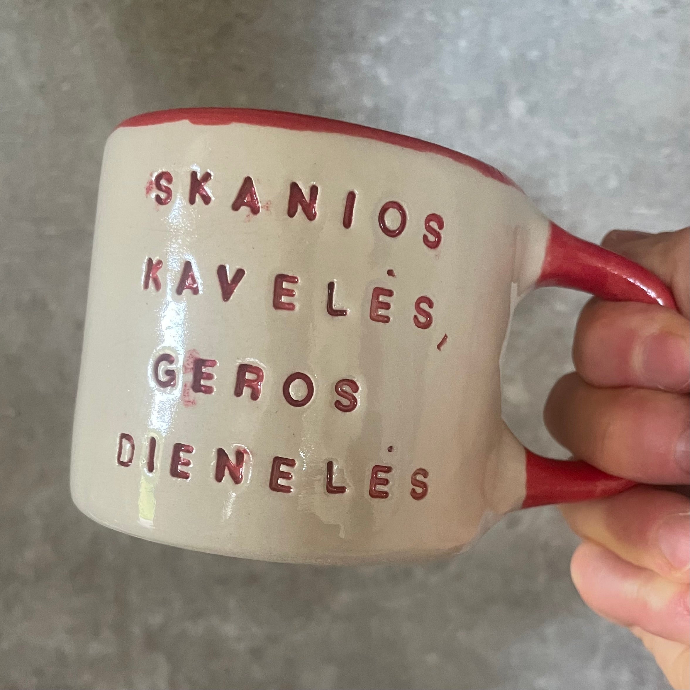 Puodelis su raudona rankena SKANIOS KAVELĖS