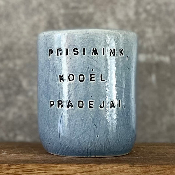Mėlynas puodelis su užrašu PRISIMINK, KODĖL PRADĖJAI
