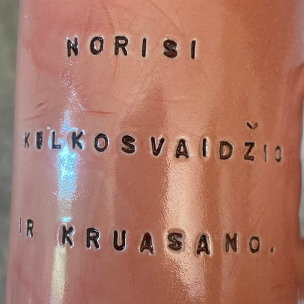Rožinis puodelis su linksmu užrašu