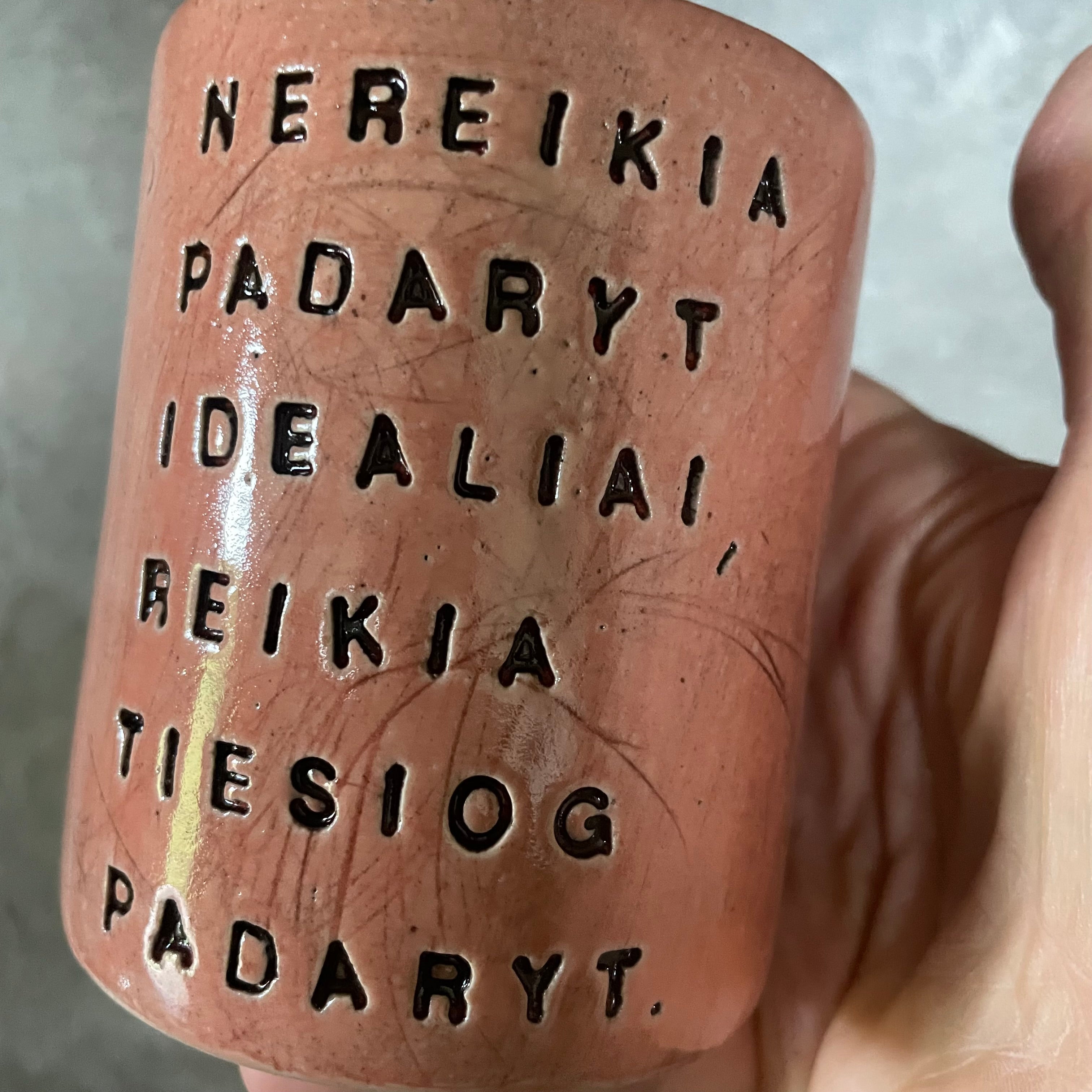 Puodelis be rankenos apie perfekcionizmo atsisakymą