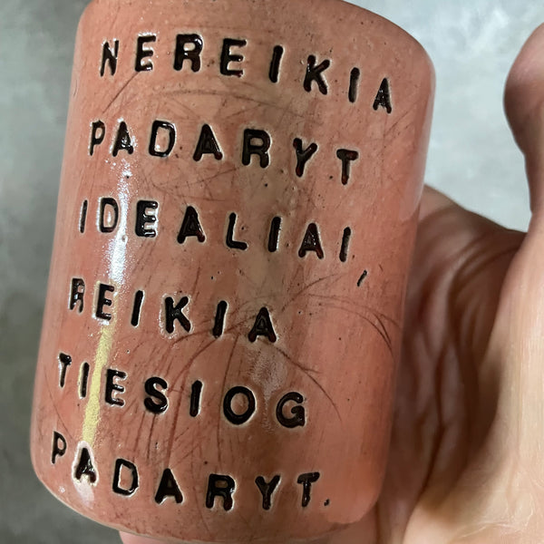 Puodelis be rankenos apie perfekcionizmo atsisakymą