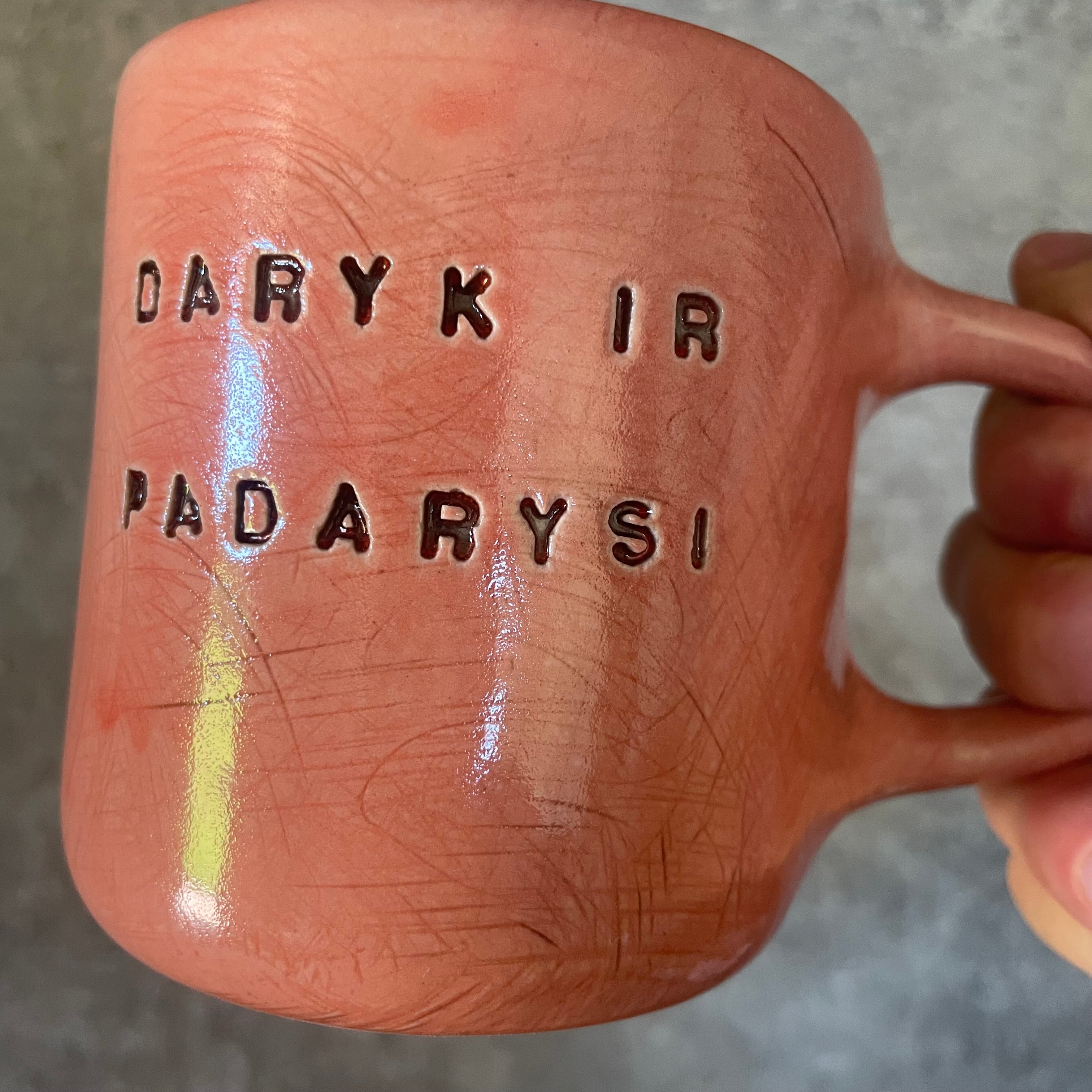 Raudonas puodelis DARYK IR PADARYSI