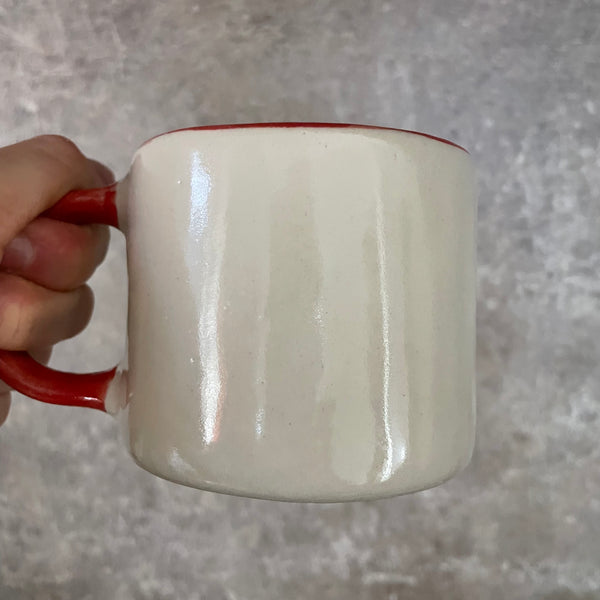 Puodelis su raudona rankena KAVYTĖ SU MEILE