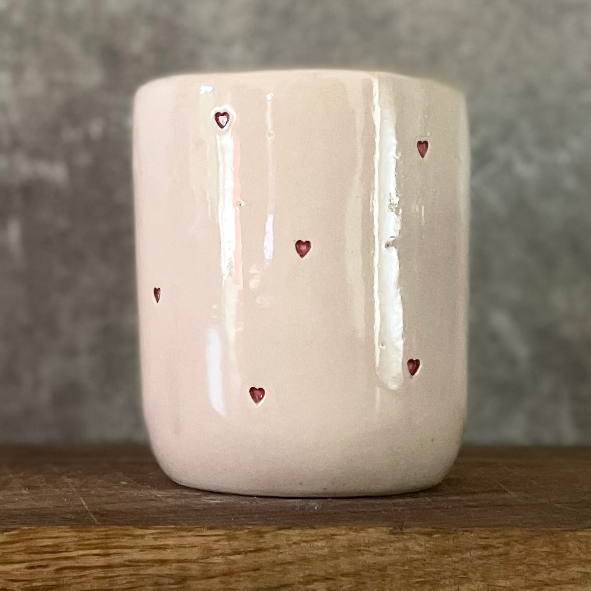 Large pink tumbler mug with text in Lithuanian