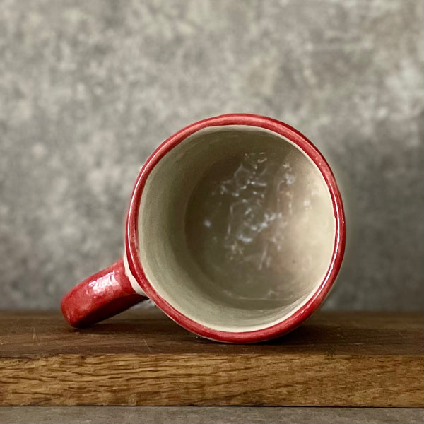 Puodelis su raudona rankena KAVYTĖ SU MEILE