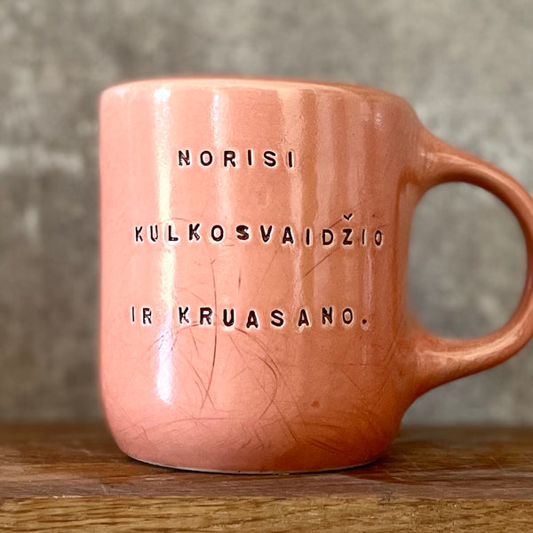 Red mug with funny phrase in Lithuanian