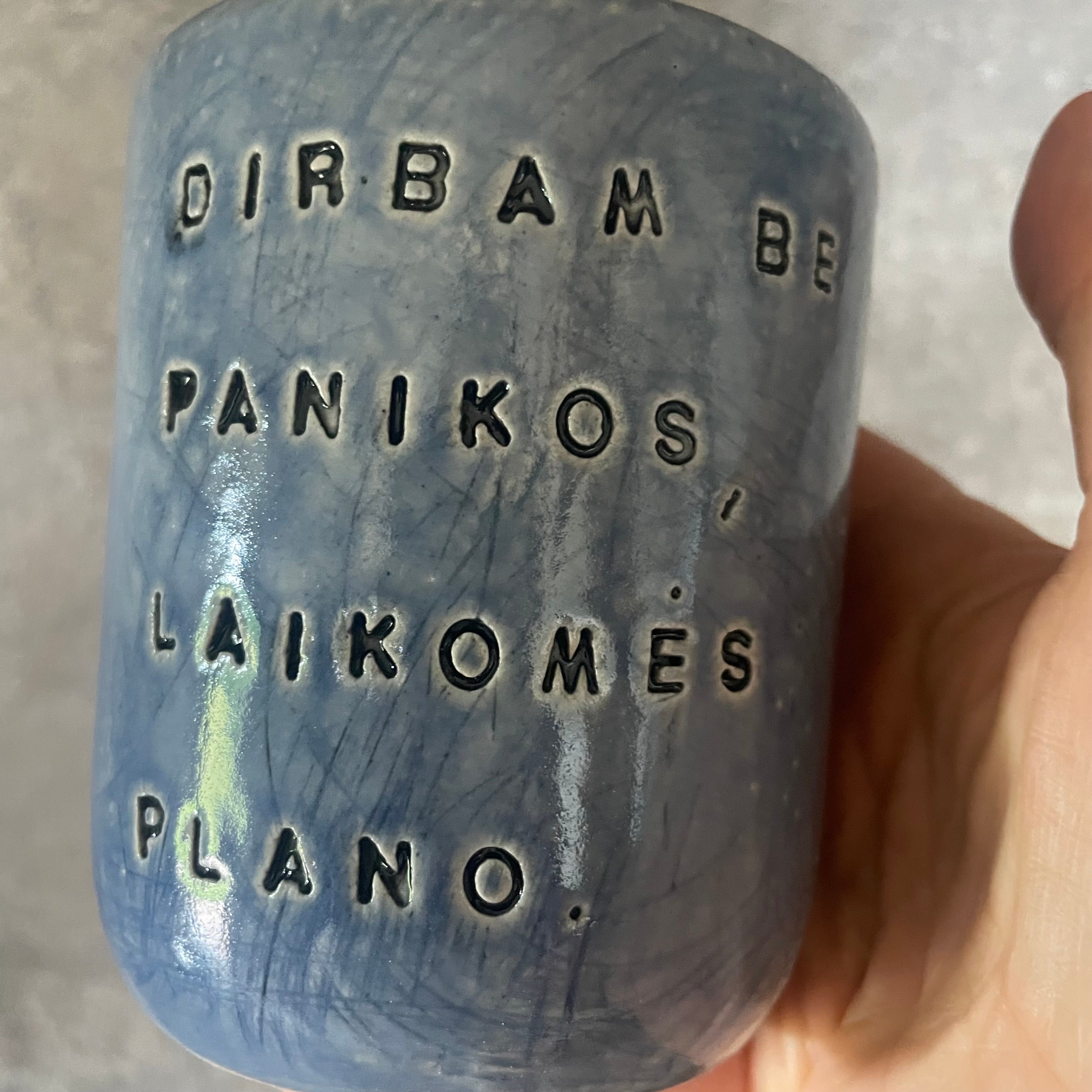 Mėlynas puodelis apie darbą