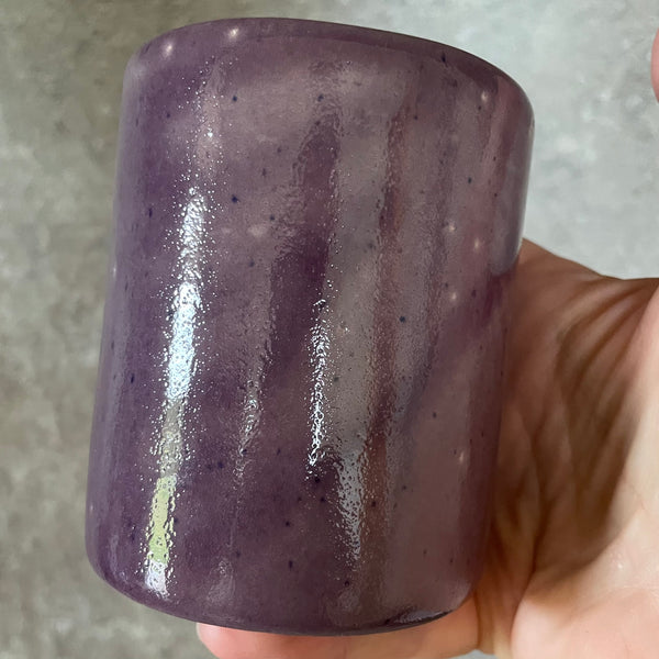 Svaiginančiai violetinis puodelis