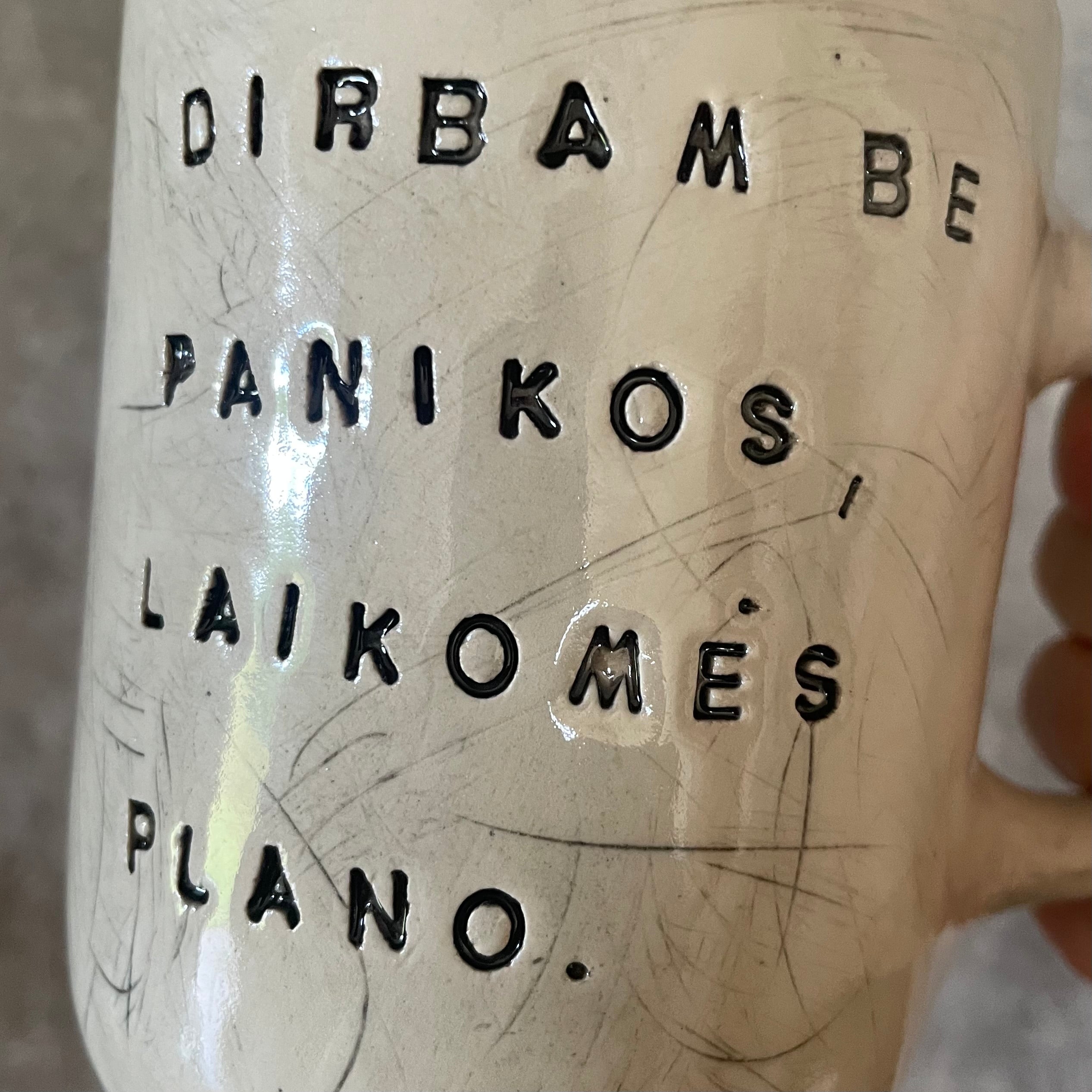 Baltas didesnis puodelis apie darbą