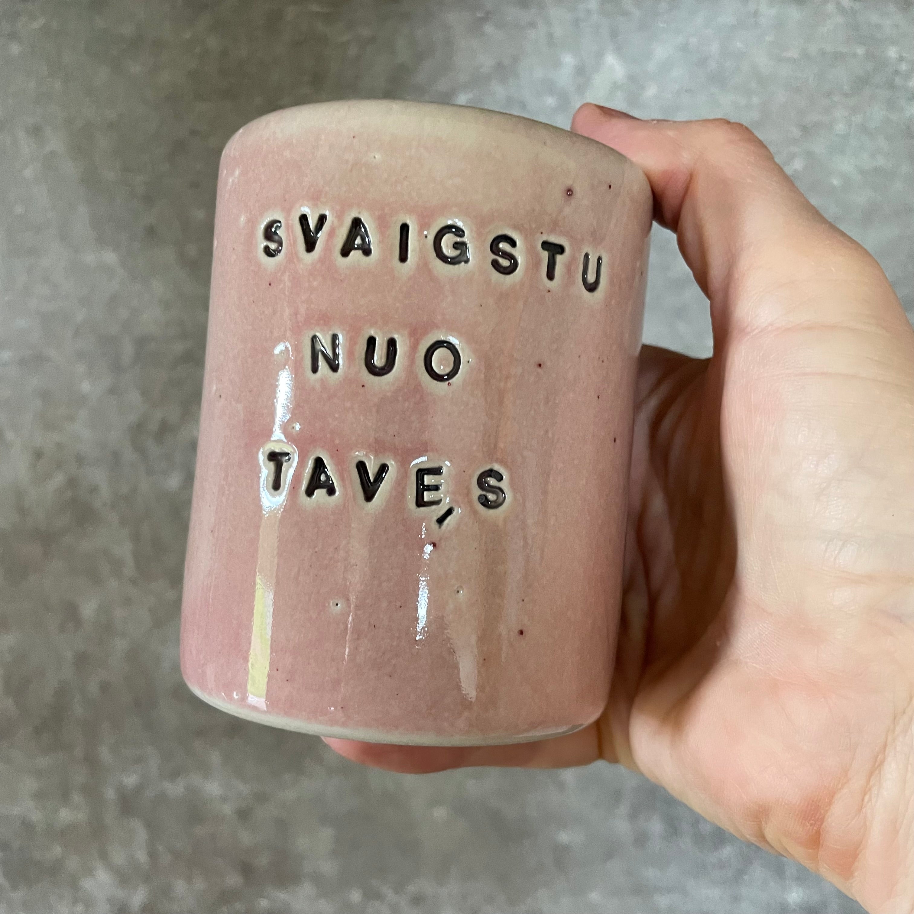 Svaiginančiai nuraudęs puodelis