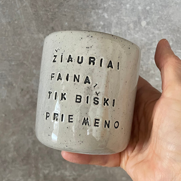 Taškuotas smagus puodelis jai