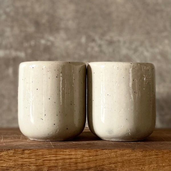 Du maži ispaniški puodeliai