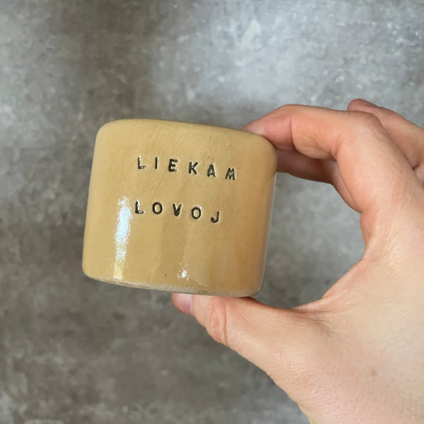 Du maži gelsvi puodeliai "Liekam lovoj"