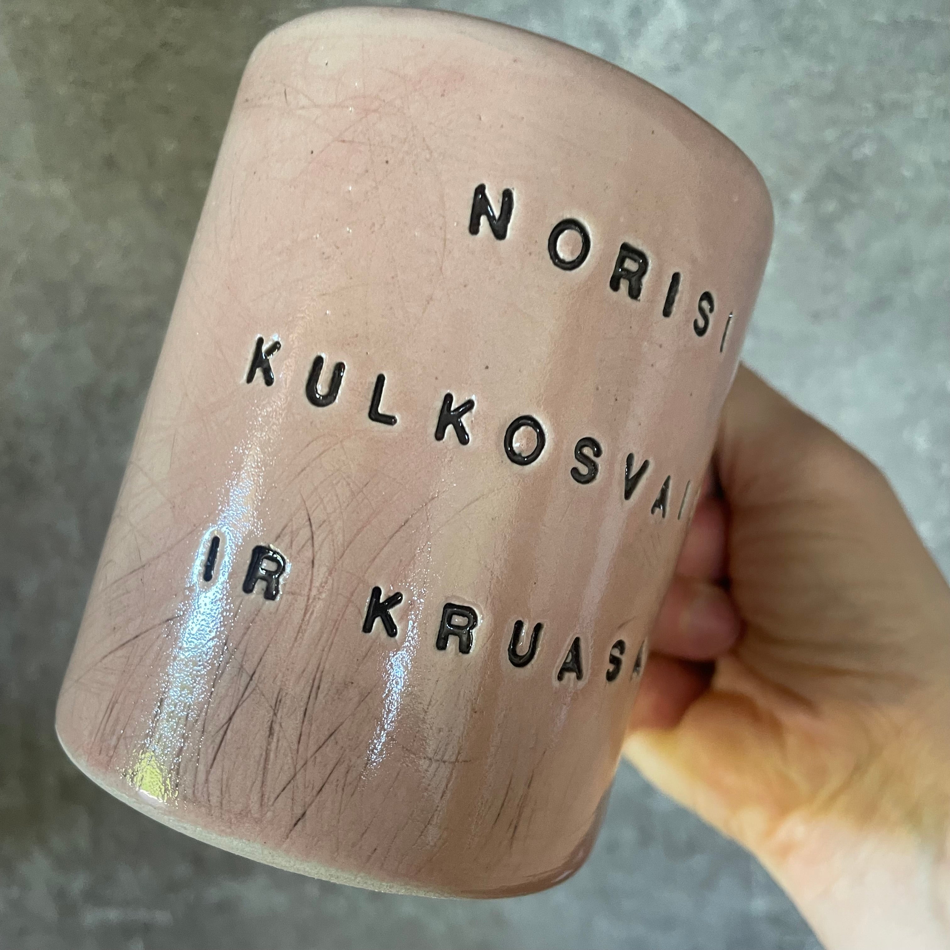 Šviesiai rausvas puodelis su linksmu užrašu