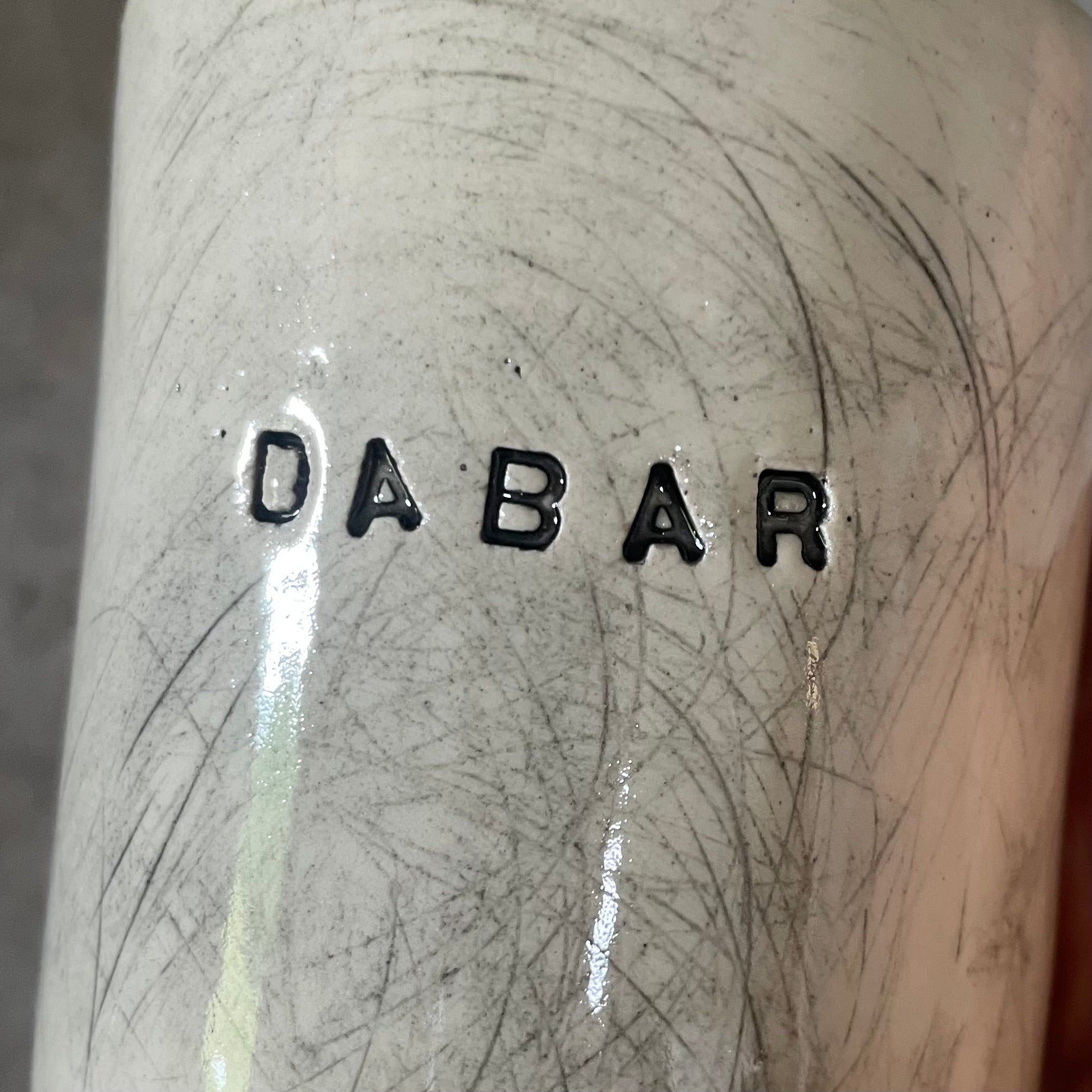 Off-white coffee mugs with words DABAR LĖČIAU