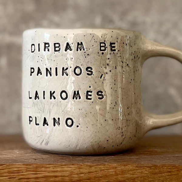 Taškuotas vidutinis puodelis apie darbą