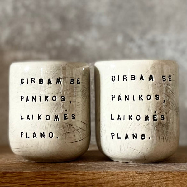 Mažiukai espresso puodeliai su tekstu apie darbą