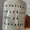 Meilus taškuotas puodelis