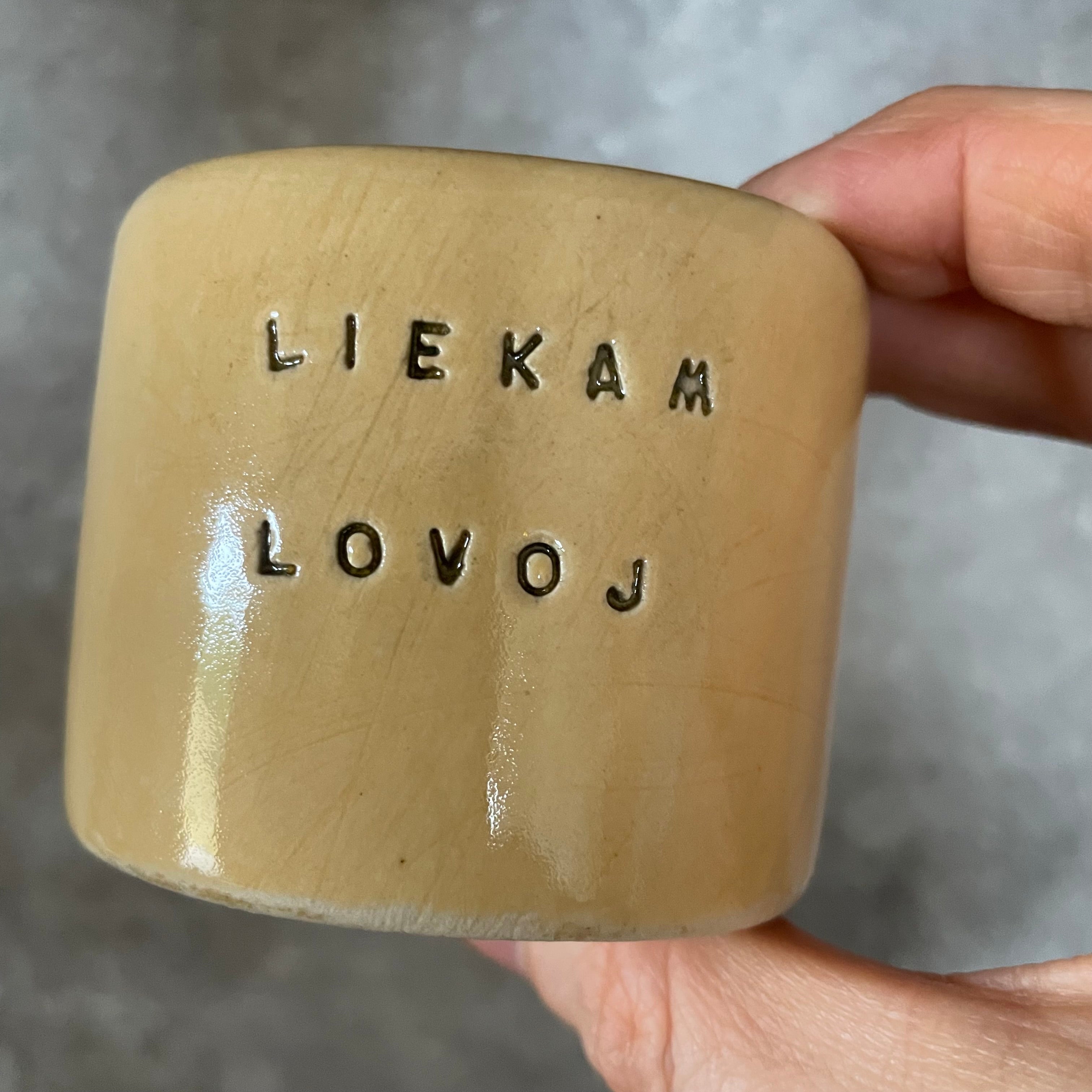 Du maži gelsvi puodeliai 