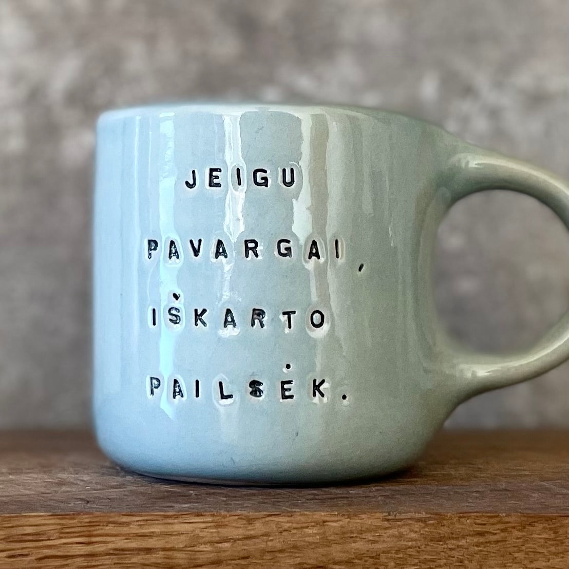 Melsvas puodelis su linksmu užrašu