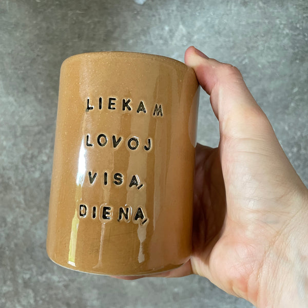 Du dideli meilūs karameliniai puodeliai