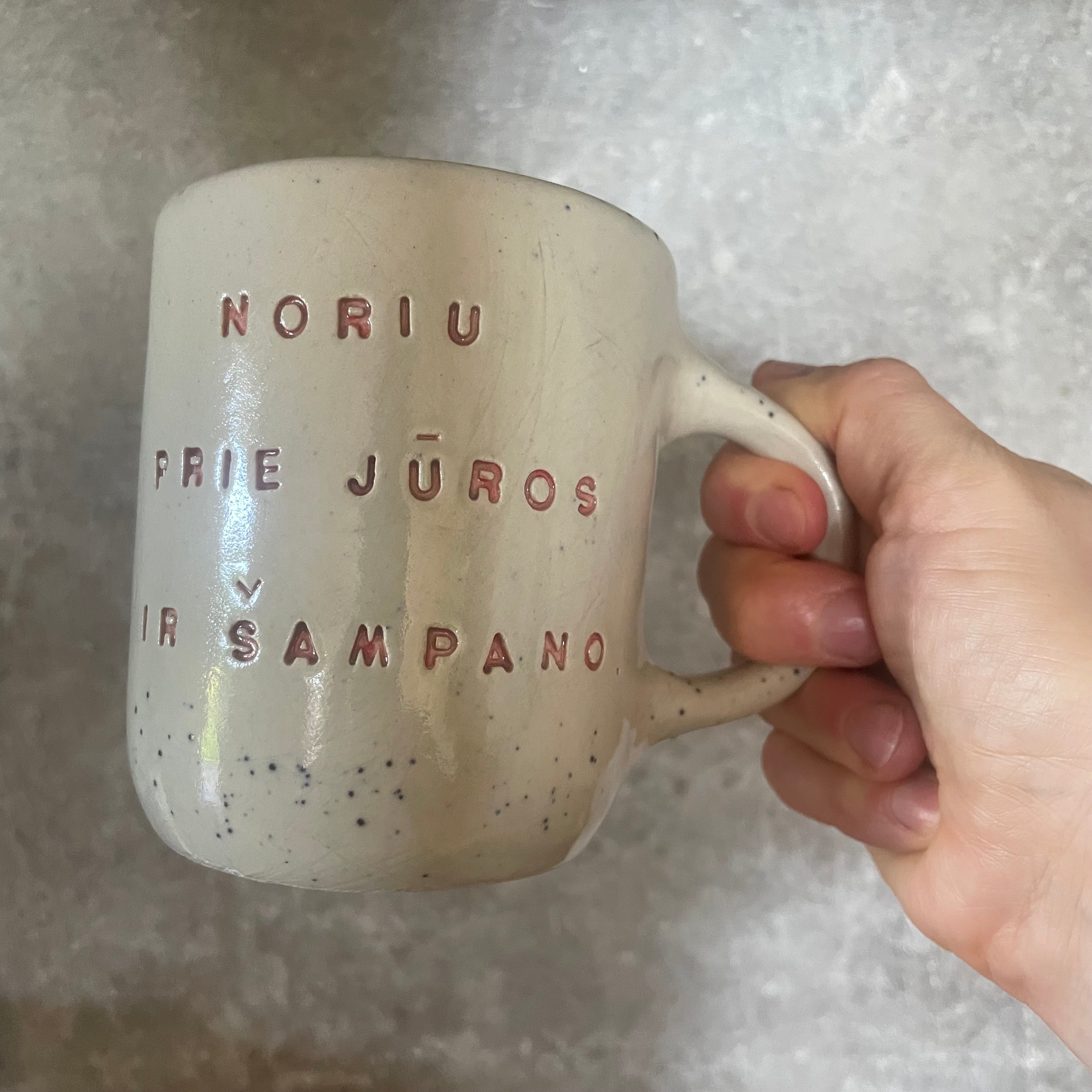 Taškuotas puodelis ŠAMPANO