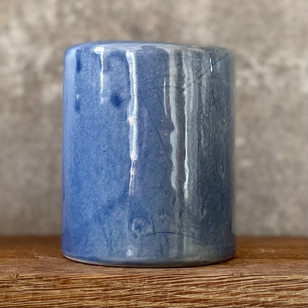 Mėlynas puodelis be rankenėlės