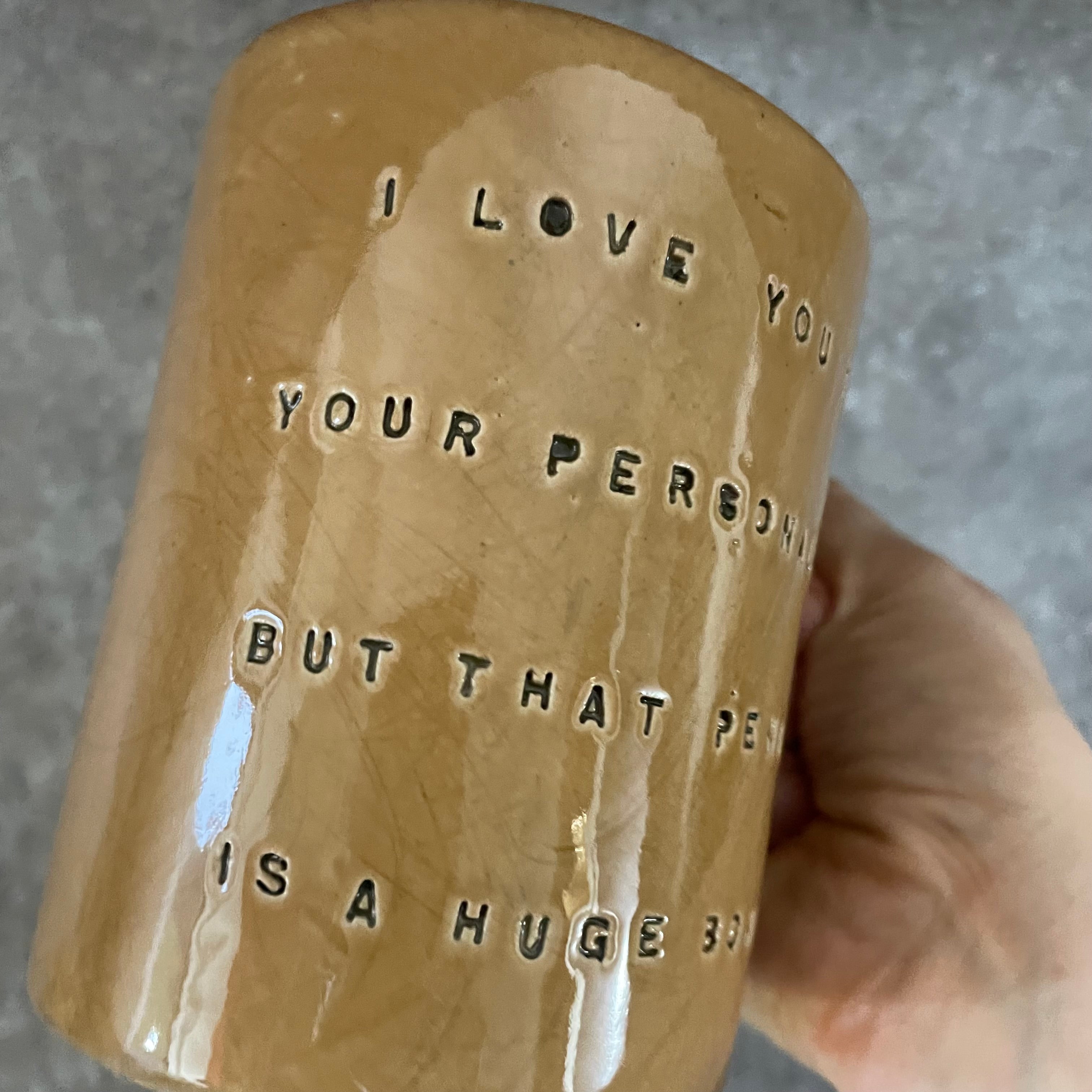 Gelsvai rusvas puodelis su linksmu užrašu