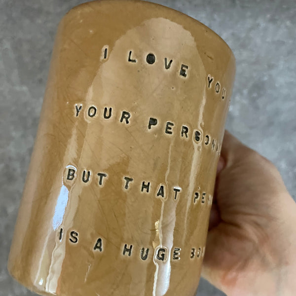 Gelsvai rusvas puodelis su linksmu užrašu