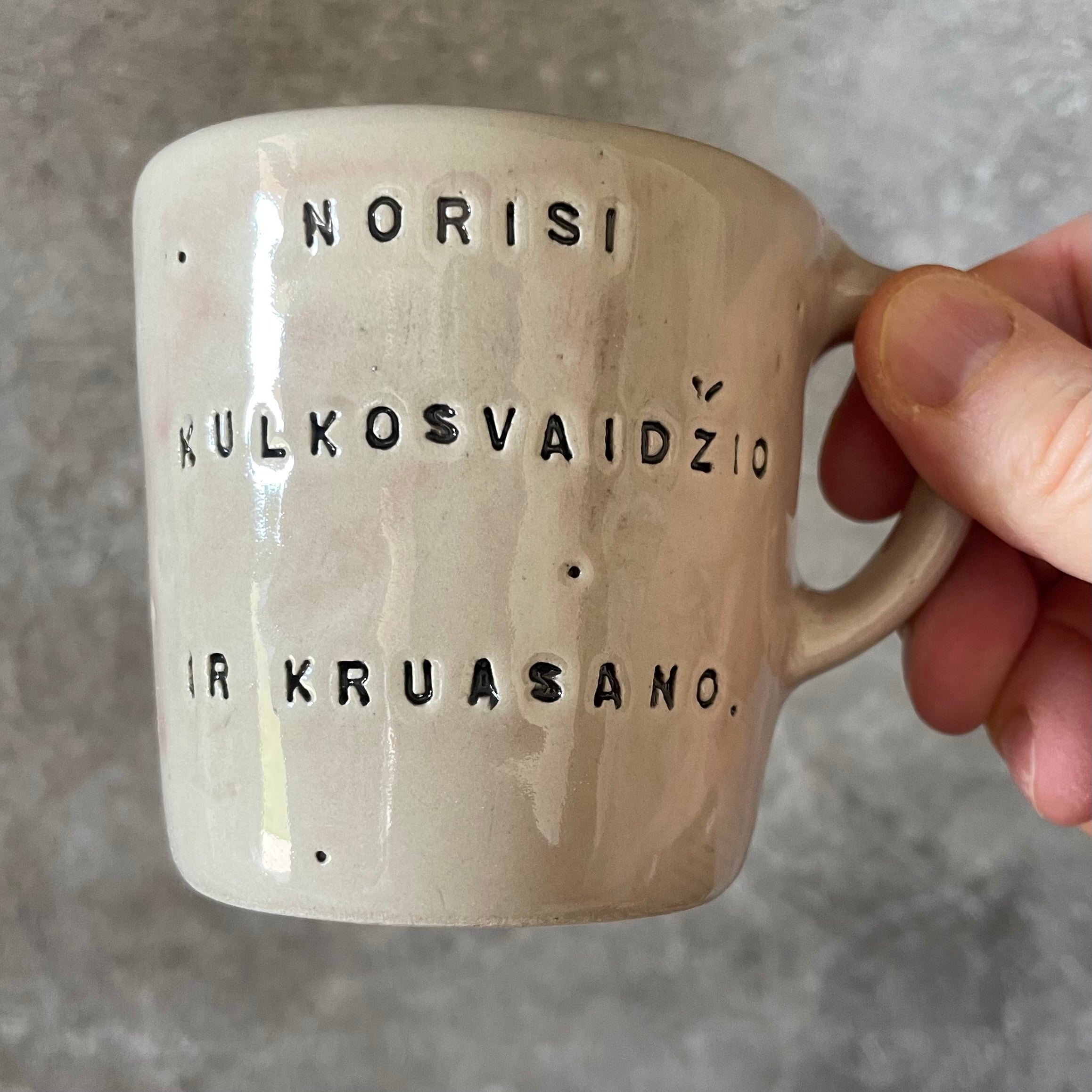 Mažas puodelis su linksmu užrašu