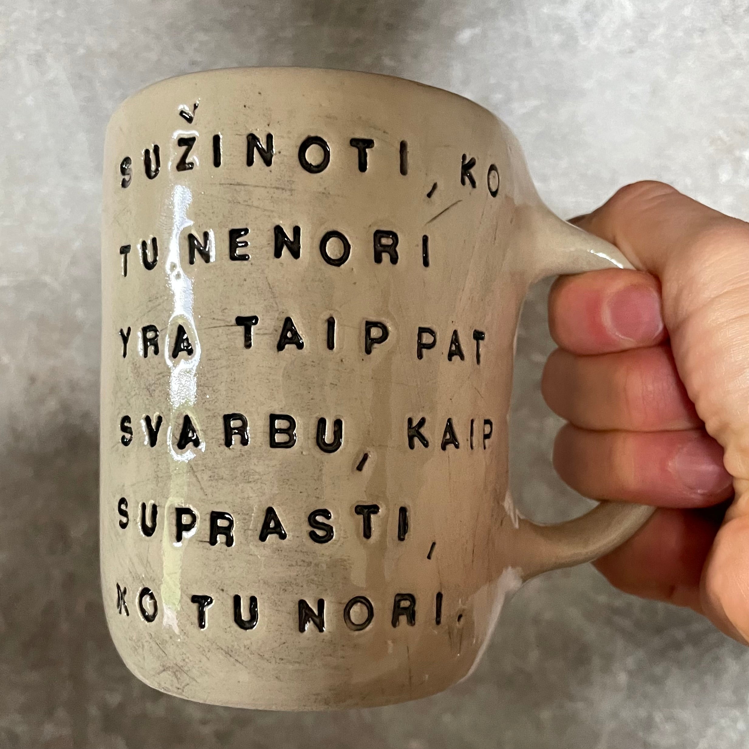 Akmens masės puodelis su užrašu