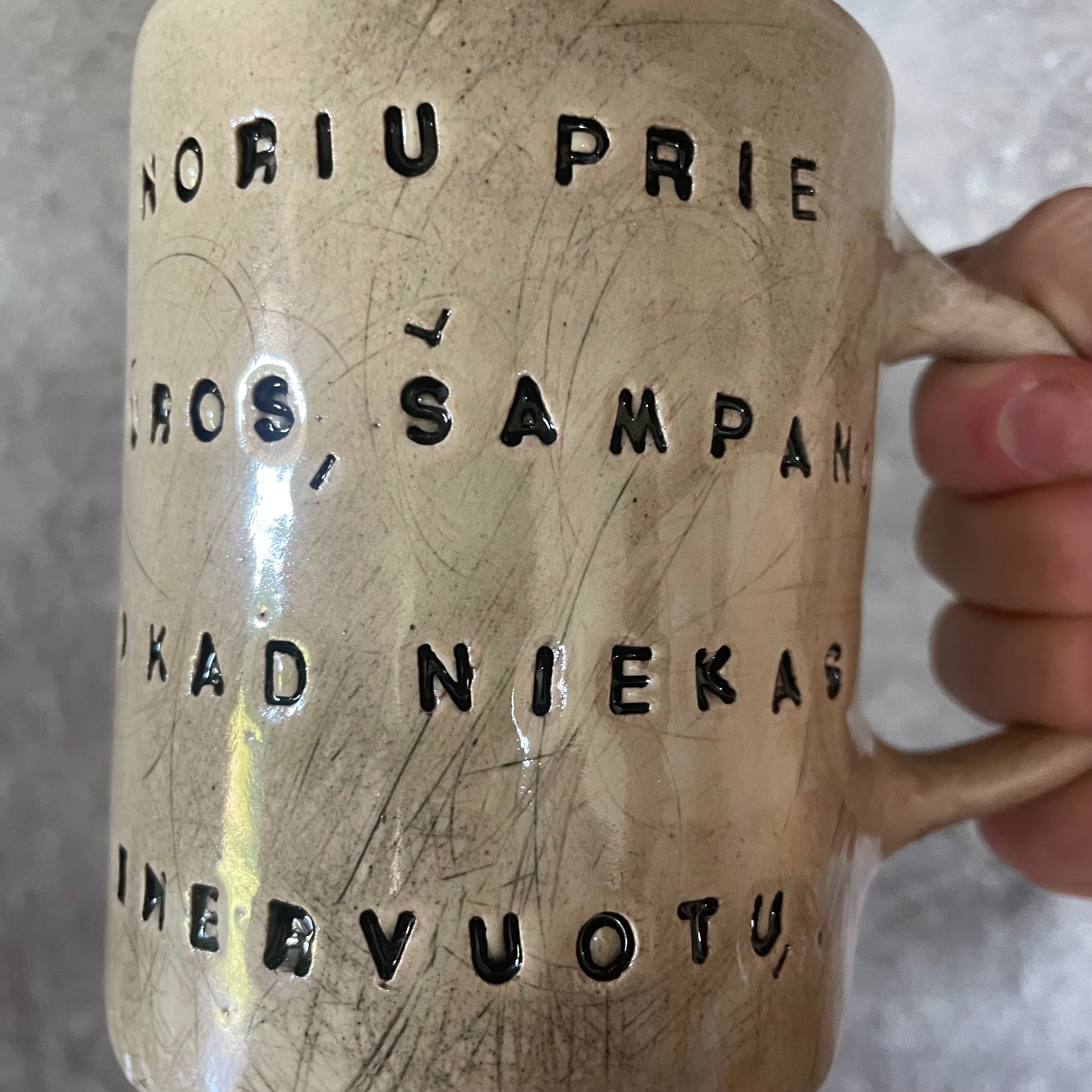 Jaukus linksmas puodelis