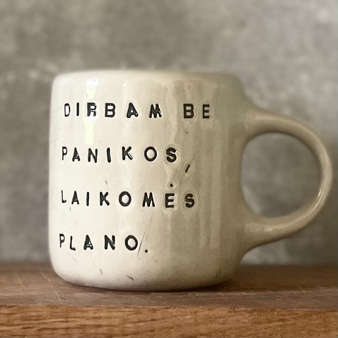Baltas vidutinio dydžio puodelis apie darbą - toks pat