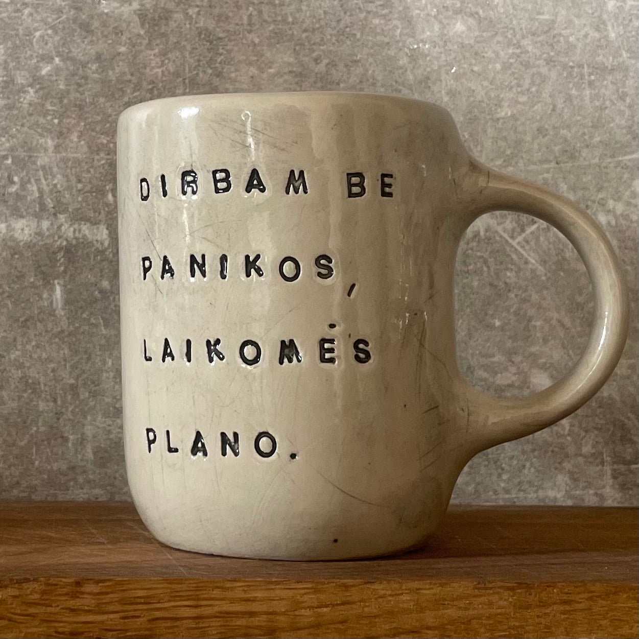 Baltas didesnis puodelis apie darbą