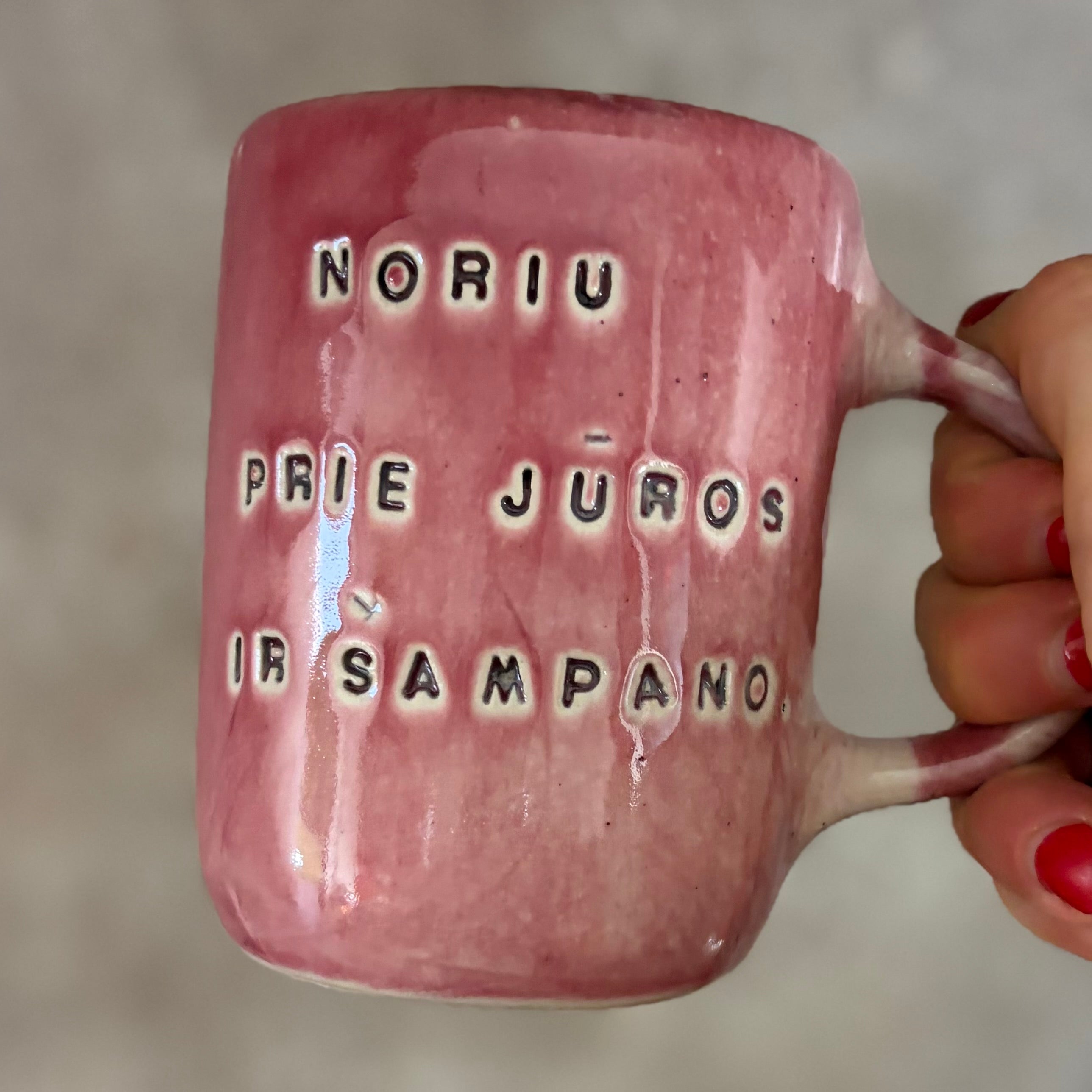 Mug NORIU ŠAMPANO in weird pink