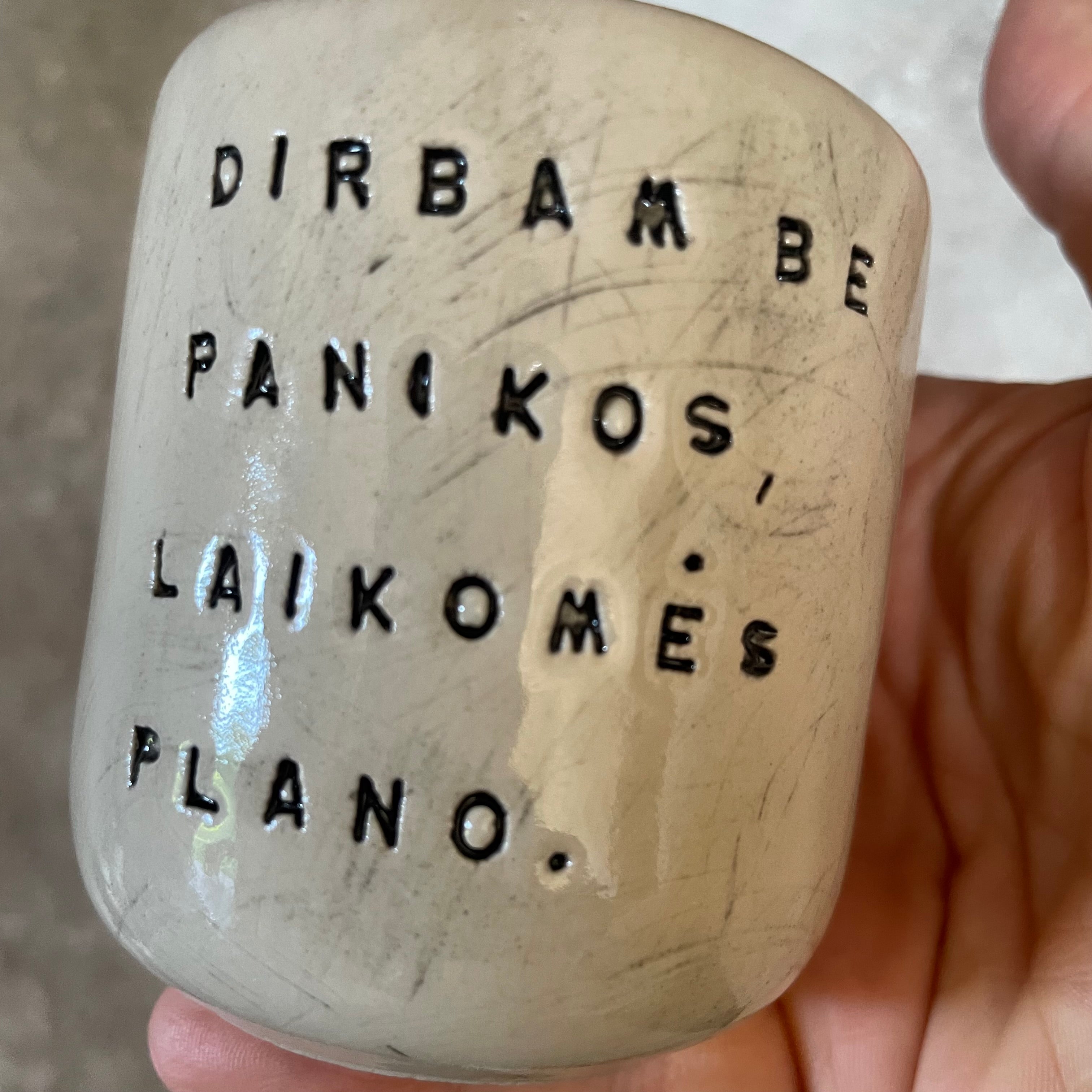 Mažiukai espresso puodeliai su tekstu apie darbą