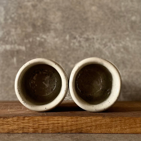 Du maži ispaniški puodeliai