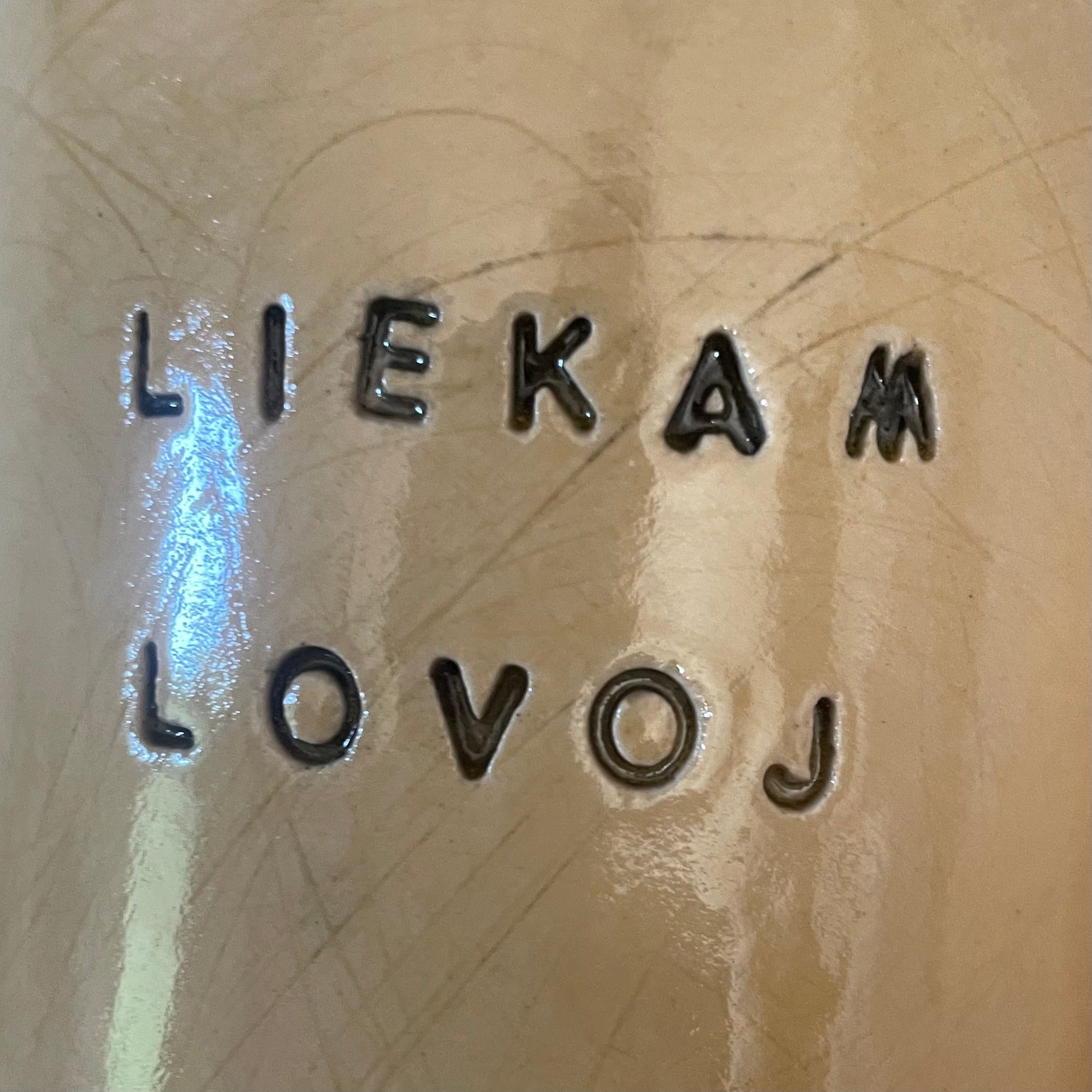 Porelė geltonų puodelių apie meilę