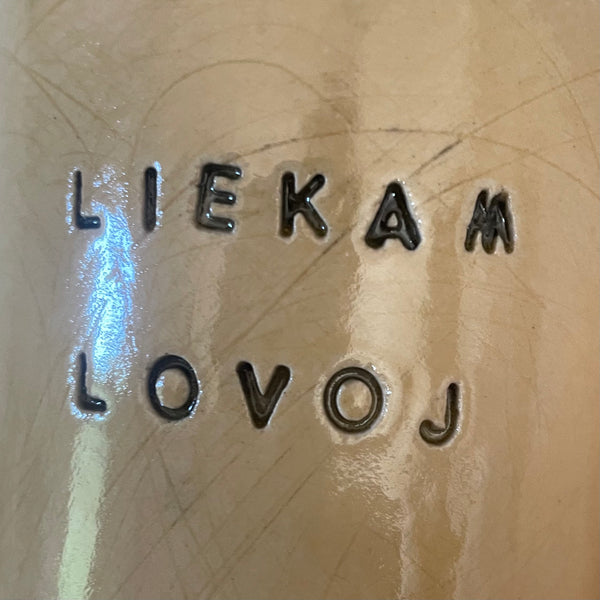 Porelė geltonų puodelių apie meilę