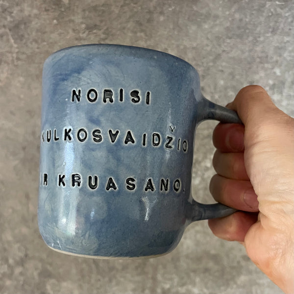 Mėlynas didesnis puodelis su linksmu užrašu