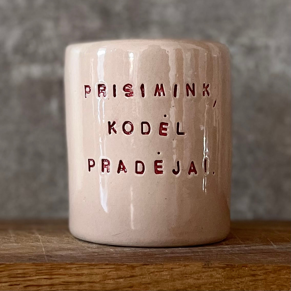 Rožinis puodelis su užrašu PRISIMINK, KODĖL PRADĖJAI