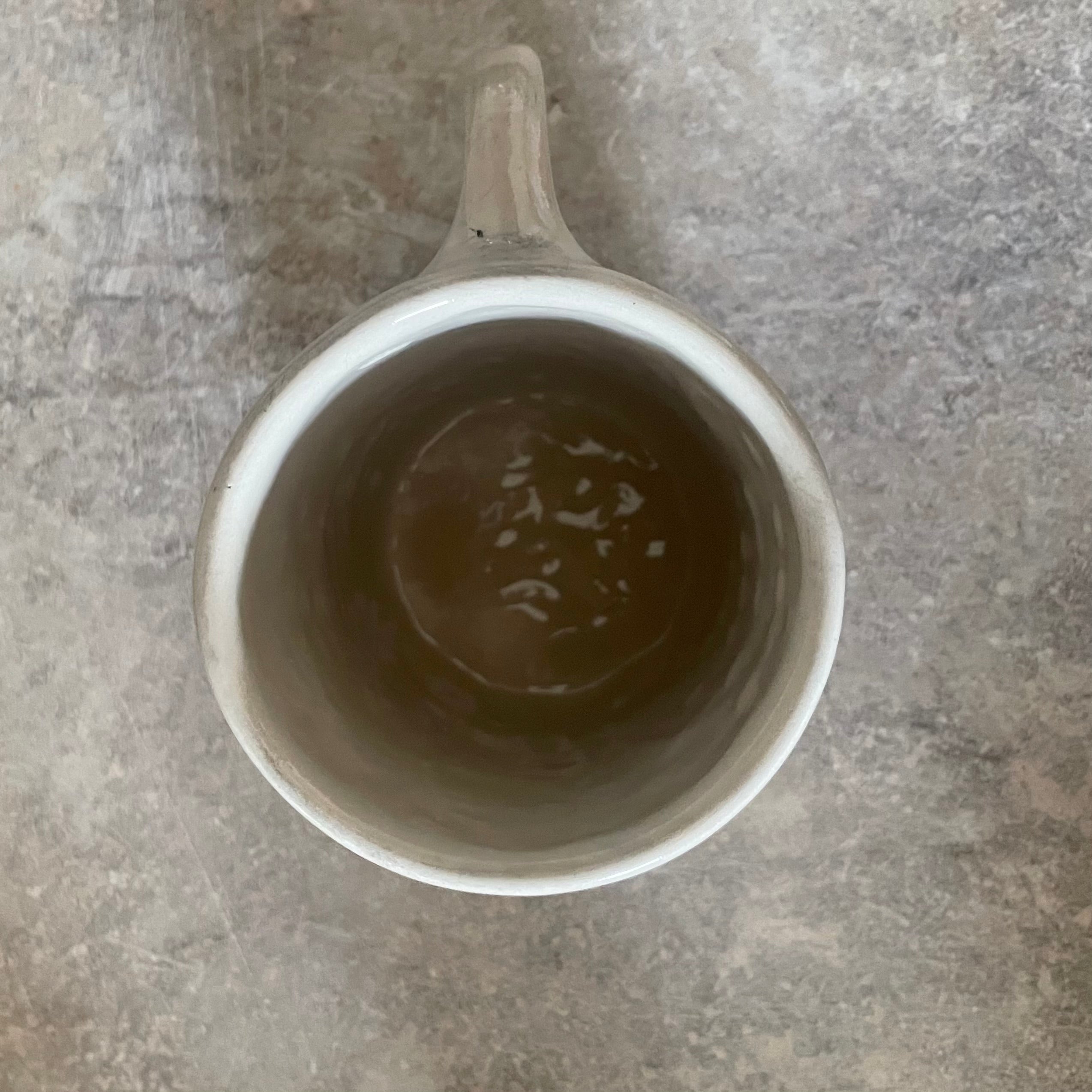 Baltas didesnis puodelis apie darbą - dar vienas