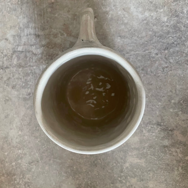 Baltas didesnis puodelis apie darbą - dar vienas