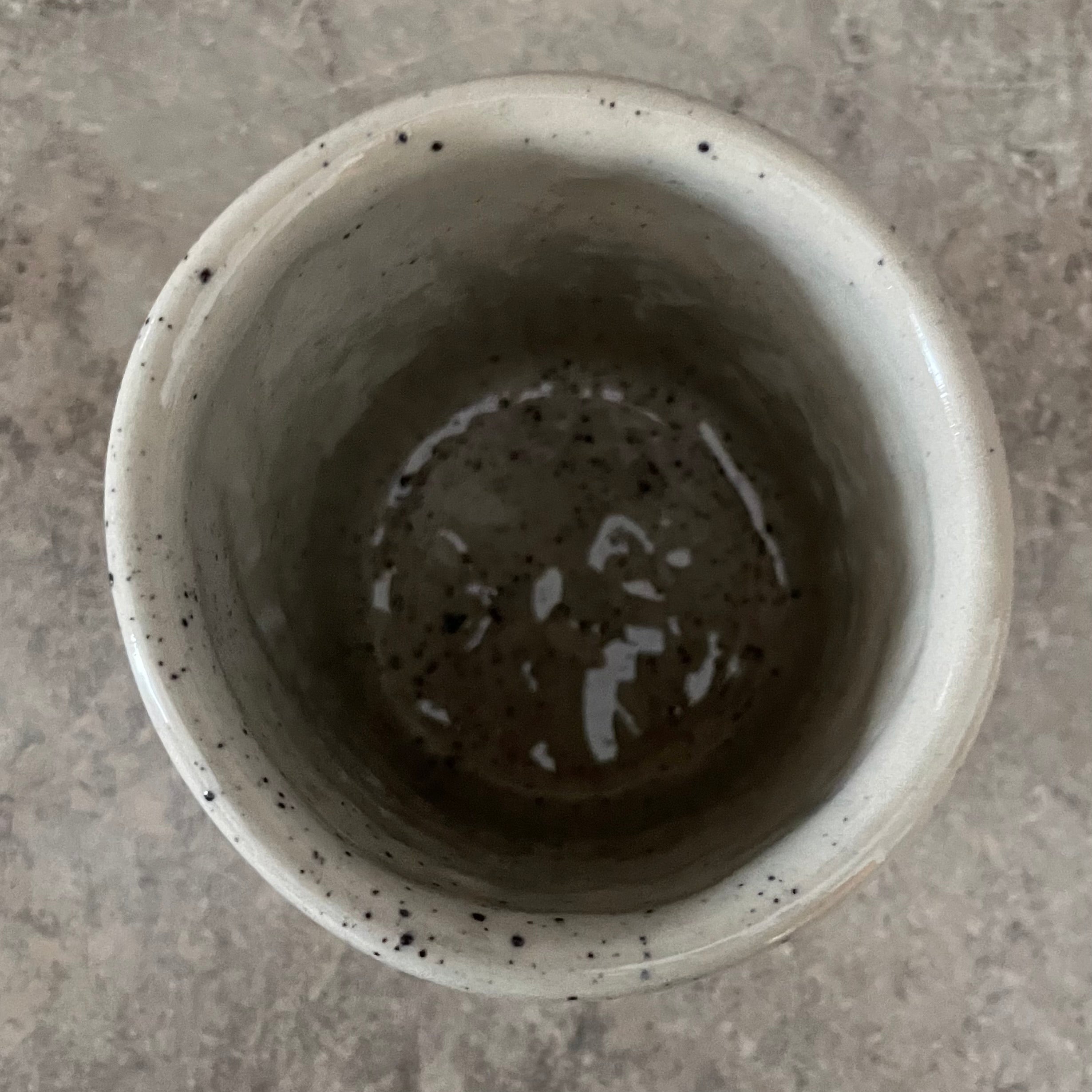 Taškuotas smagus puodelis jai