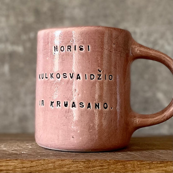 Puodelis su linksmu užrašu