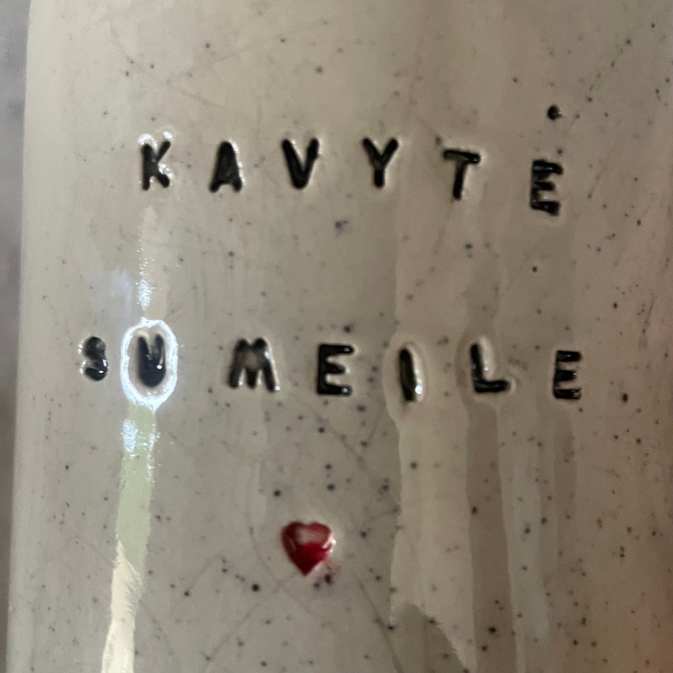 Du mieli taškuoti puodeliai Kavytė su meile