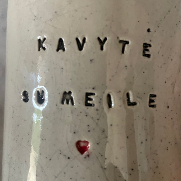 Du mieli taškuoti puodeliai Kavytė su meile