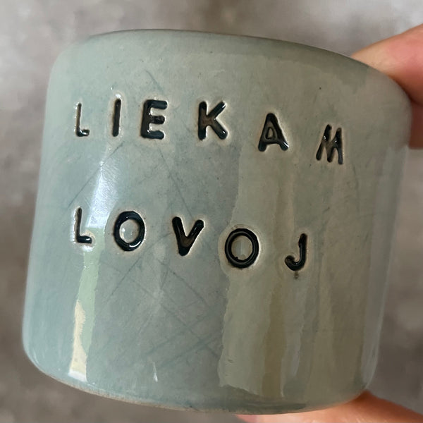 Porelė puodelių apie meilę